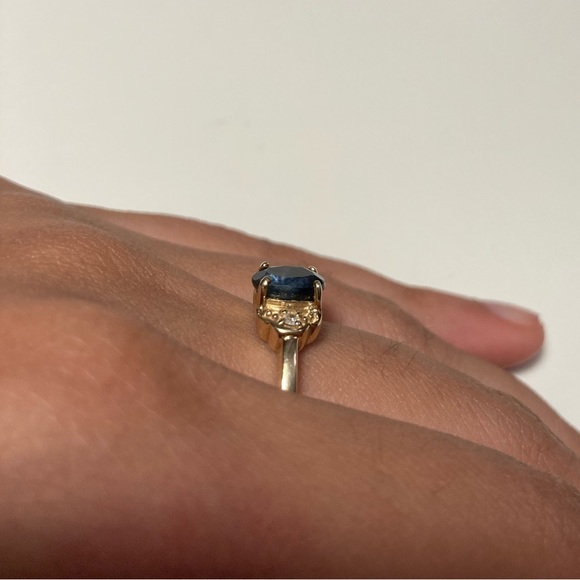 VINTAGE SOLID GOLD DIAMOND RING - Picture 2 of 5